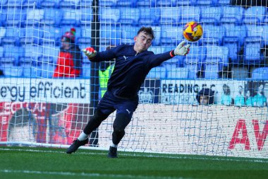 Blackpool 'dan Harry Tyrer, 14 Aralık 2024' te Birleşik Krallık 'ta oynanan Seçkin Araba Kiralama Stadyumu' nda oynanan Sky Bet 1 karşılaşması öncesinde ısınıyor.