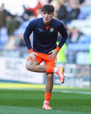 Blackpool 'dan Kyle Joseph, 14 Aralık 2024' te Birleşik Krallık 'ta oynanan Seçkin Araba Kiralama Stadyumu' nda oynanan Sky Bet 1 karşılaşmasından önce ısınıyor.
