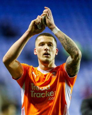 Blackpool 'dan Oliver Casey, 14 Aralık 2024' te İngiltere 'nin Oto Kiralama Stadyumu' nda oynanan Sky Bet 1 karşılaşmasının ardından takımların kazandığı galibiyet sonrasında taraftarları kabul ediyor.