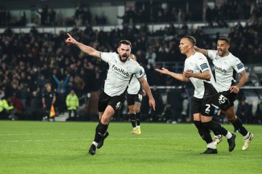 Derby County 'den Eiran Cashin, 13 Aralık 2024' te İngiltere 'nin Derby Park Stadyumu' nda oynanan Gökyüzü İddia Şampiyonası maçında 2-0 'lık galibiyet golünü kutluyor.