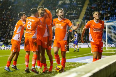 Blackpool 'dan Ashley Fletcher, 14 Aralık 2024' te İngiltere 'nin Reading şehrinde oynanan ve Blackpool' a karşı oynanan Gökyüzü İddia Ligi 1 karşılaşmasında takım arkadaşlarıyla 0-3 'lük galibiyetini kutluyor.