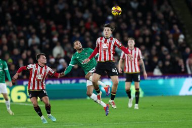 Sheffield United takımından Sydie Plymouth Argyle, Sheffield Lane, Sheffield, Birleşik Krallık 'ta 14 Aralık 2024' te oynanan Gökyüzü İddia Şampiyonası maçında havada Brendan Galloway 'e meydan okuyor.