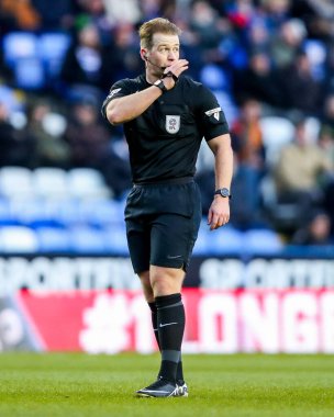 Hakem Anthony Backhouse, 14 Aralık 2024 'te İngiltere' de oynanan Gökyüzü İddia Ligi 1 karşılaşmasında Seçilmiş Araba Kiralama Stadyumu 'nda Reading-Blackpool maçında talimat verdi.