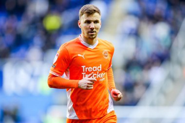 Blackpool 'dan Lee Evans, 14 Aralık 2024' te İngiltere 'de oynanan ve Blackpool' a karşı oynanan Gökyüzü İddia Ligi 1 karşılaşmasında izliyor.