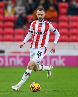 Stoke City 'den Ben Wilmot, Stoke City ile Cardiff City arasındaki 14 Aralık 2024' te oynanan Bet365 Stadyumu 'nda oynanan Gökyüzü İddia Şampiyonası maçında topla bir çıkış yaptı.