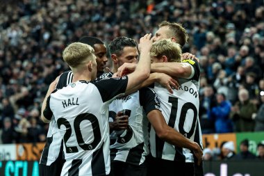 Newcastle United takımından Jacob Murphy, Premier League maçı Newcastle United ile Leicester City maçında 14 Aralık 2024 'te St.James' s Park, Newcastle 'da 1-0' lık galibiyetini kutluyor.