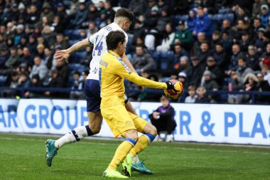 Leeds United 'dan Brenden Aaronson ve Preston North End' den Jordan Storey 14 Aralık 2024 'te Deepdale, Preston, İngiltere' de oynanan Sky Bet Şampiyonası maçında top için mücadele ediyorlar.