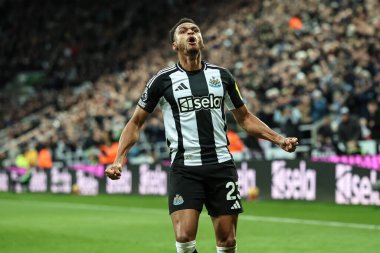 Newcastle United takımından Jacob Murphy, Premier League maçı Newcastle United ile Leicester City maçında 14 Aralık 2024 'te St.James' s Park, Newcastle 'da 1-0' lık galibiyetini kutluyor.