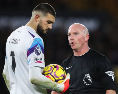 Hakem Simon Hooper, 14 Aralık 2024 tarihinde İngiltere 'nin Wolverhampton kentinde oynanan Premier League karşılaşmasında Ipswich Town' a karşı Wolverhampton Wanderers maçında Ipswich Town 'dan Arijanet Muri ile konuştu.