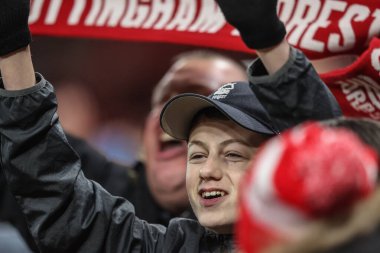 Nottingham Forest taraftarları 14 Aralık 2024 'te Nottingham Forest, Nottingham Villa' ya karşı oynadığı Premier Lig maçında galibiyeti kutladılar.