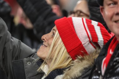 Nottingham Forest taraftarları 14 Aralık 2024 'te Nottingham Forest, Nottingham Villa' ya karşı oynadığı Premier Lig maçında galibiyeti kutladılar.