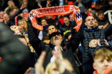 Blackpool taraftarları 14 Aralık 2024 'te İngiltere' nin Okurken Oto Kiralama Stadyumu 'nda oynanan Sky Bet 1 karşılaşmasını kutluyorlar.