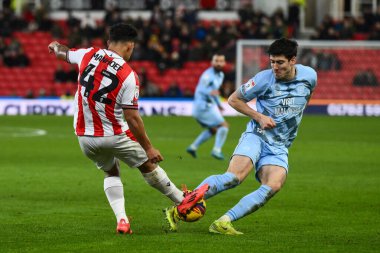 Stoke City 'den Milyon Manhoef, Stoke-on-Trent, İngiltere' de 14 Aralık 2024 'te Stoke City ile Cardiff City arasındaki Sky Bet Şampiyonası maçında Cardiff City' den Callum O 'Dowda tarafından yenildi.