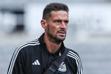 Newcastle United 'ın teknik direktör yardımcısı Jason Tindall, Premier League maçı sırasında St.James' s Park, Newcastle, İngiltere 'de oynanan Newcastle United - Leicester City maçına geldi.