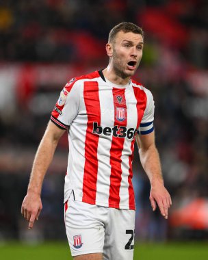 Stoke City 'den Ben Gibson, Stoke City - Cardiff City maçında takımına talimat veriyor. Bet365 Stadyumu, Stoke-on-Trent, Birleşik Krallık, 14 Aralık 2024