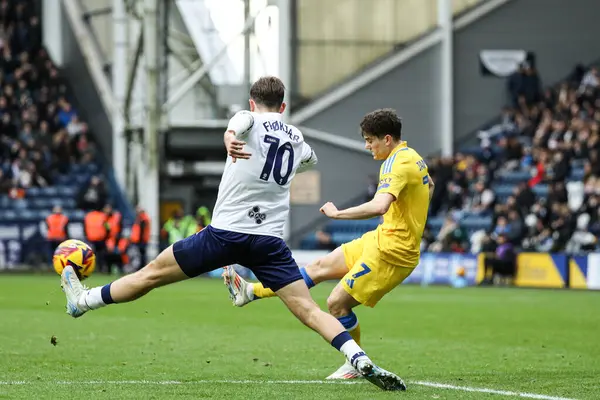 Leeds United takımından Daniel James, 14 Aralık 2024 'te İngiltere' nin Deepdale kentinde oynanan Preston North End-Leeds United maçında topu sahaya sürüyor.