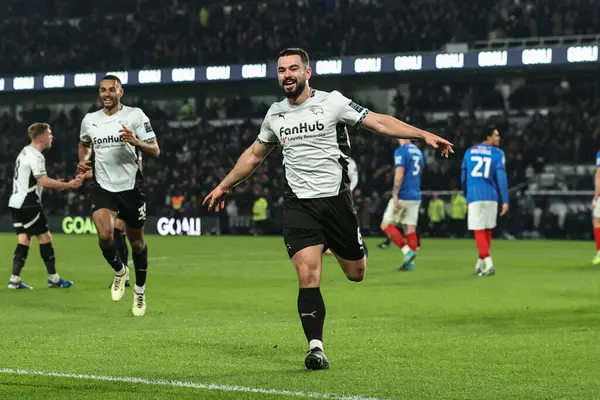 Derby County 'den Eiran Cashin, 13 Aralık 2024' te İngiltere 'nin Derby Park Stadyumu' nda oynanan Derby County - Portsmouth maçında gol atma hedefini kutluyor.