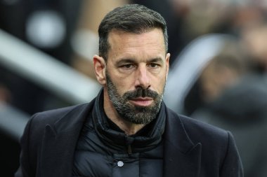 Premier Lig maçı sırasında Leicester City 'nin Ruud van Nistelrooy teknik direktörü Newcastle United, Leicester City' ye karşı St. James 's Park, Newcastle, İngiltere, 14 Aralık 2024