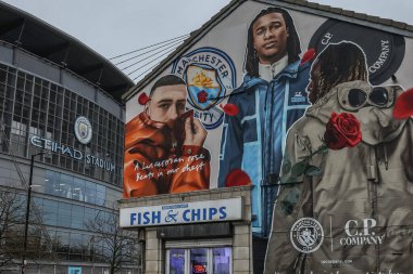 Yeni Phil Foden, Nathan Ake ve Jeremy Doku duvar resimleri 15 Aralık 2024 tarihinde Etihad Stadyumu 'nda Manchester City ile Manchester United arasındaki Premier League maçı sırasında