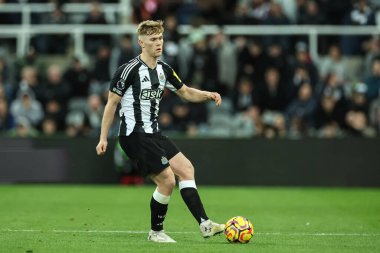 Lewis Hall of Newcastle United Premier Lig maçı sırasında topla birlikte Newcastle United, Leicester City 'ye karşı St. James' s Park, Newcastle, İngiltere, 14 Aralık 2024