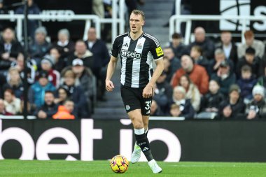 Newcastle United 'dan Dan Burn Premier Lig maçı sırasında topla birlikte Newcastle United, Leicester City' ye karşı St. James 's Park, Newcastle, İngiltere, 14 Aralık 2024