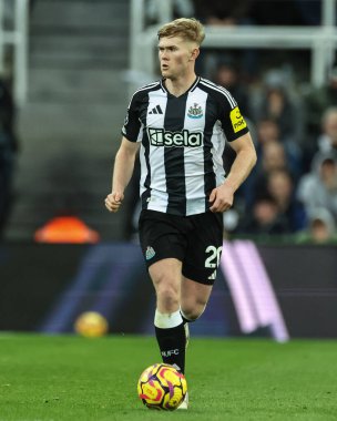 Lewis Hall of Newcastle United Premier Lig maçı sırasında topla birlikte Newcastle United, Leicester City 'ye karşı St. James' s Park, Newcastle, İngiltere, 14 Aralık 2024