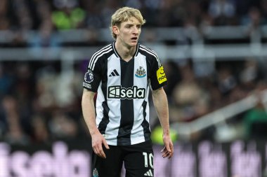 Newcastle United 'dan Anthony Gordon Premier League maçı sırasında Newcastle United ile Leicester City arasında St. James' s Park, Newcastle, İngiltere 'de 14 Aralık 2024