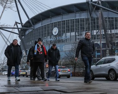 Etihad Stadyumu 'nun dışındaki taraftarlar Premier League maçı sırasında Manchester City ile Manchester United' ın Etihad Stadyumu 'nda karşı karşıya geldiler.