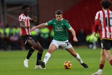 Plymouth Argyle 'dan Adam Randell, Sheffield United ile Sheffield United' ın 14 Aralık 2024 'te Bramall Lane, Sheffield, İngiltere' de Plymouth Argyle maçında Jesuran Rak-Sakyi 'yi durdurdu.