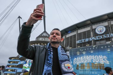 Bir taraftar, Premier Lig karşılaşması öncesinde Manchester City ile Manchester United maçında 15 Aralık 2024 'te Etihad Stadyumu' nda selfie çekiyor.