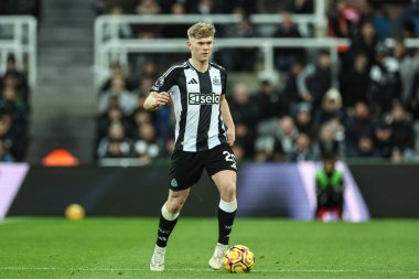 Lewis Hall of Newcastle United Premier Lig maçı sırasında topla birlikte Newcastle United, Leicester City 'ye karşı St. James' s Park, Newcastle, İngiltere, 14 Aralık 2024