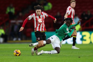 Sheffield United takımından Callum O 'Hare, 14 Aralık 2024' te Sheffield Lane, Sheffield, İngiltere 'de oynanan Sky Bet Şampiyonası karşılaşmasında Plymouth Argyle takımından Darko Gyabi' ye faul yaptı.