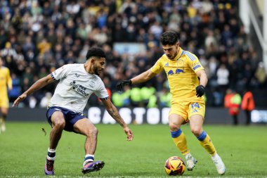 Leeds United 'dan Malikane Solomon Preston North End' den Kaine Kesler Hayden 'ı diğer tarafa gönderiyor. Preston North End - Leeds United - Deepdale, Preston, İngiltere, 14 Aralık 2024