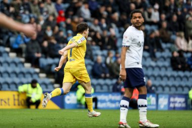 Leeds United takımından Daniel James, Leeds United 'ın 14 Aralık 2024' te İngiltere 'nin Deepdale kentinde oynanan Sky Bet Şampiyonası maçında Leeds United' a karşı oynadığı maçı eşitlemesini kutluyor.