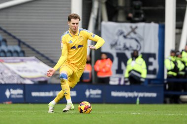 Leeds United takımından Joe Rodon 14 Aralık 2024 'te İngiltere' nin Deepdale kentinde oynanan Preston North End-Leeds United maçında ileri gidiyor.