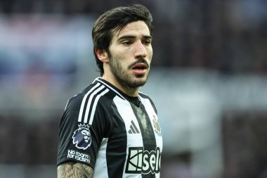 Newcastle United 'dan Sandro Tonali Premier Lig maçı sırasında Newcastle United, Leicester City' ye karşı St. James 's Park, Newcastle, İngiltere, 14 Aralık 2024