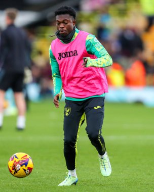 Norwich City 'den Amankwah Forson, 15 Aralık 2024' te Norwich City - Burnley maçından önce ısınıyor.