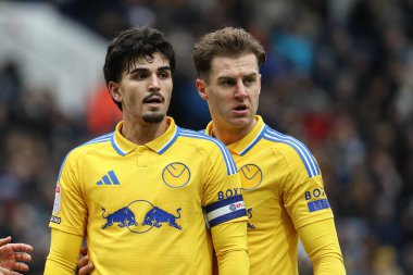 Leeds United 'dan Pascal Struijk ve Leeds United' dan Joe Rodon, 14 Aralık 2024 'te Deepdale, Preston, Birleşik Krallık' ta oynanan Sky Bet Şampiyonası 'nda bir viraja hazırlanıyorlar.
