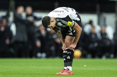 Newcastle United takımından Bruno Guimares, İngiltere 'nin Newcastle şehrinde oynanan Premier League karşılaşmasında çoraplarını yukarı çekti.