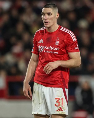 Nottingham Ormanı 'ndan Nikola Milenkovi Premier Lig maçı sırasında Nottingham Forest, Aston Villa' ya karşı City Ground, Nottingham, İngiltere 'de 14 Aralık 2024