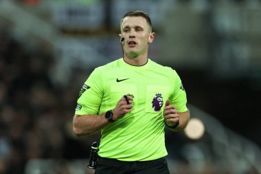 Hakem Thomas Bramall Premier Lig maçı sırasında Newcastle United, Leicester City 'ye karşı St. James' s Park, Newcastle, İngiltere, 14 Aralık 2024