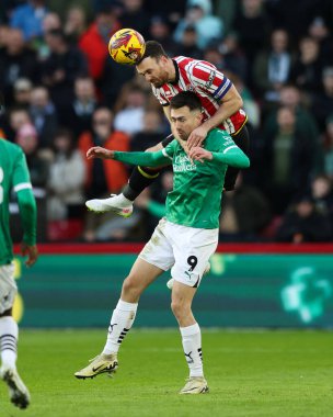 Sheffield United takımından Jack Robinson, 14 Aralık 2024 'te Sheffield Lane, Sheffield, İngiltere' de oynanan Gökyüzü İddia Şampiyonası maçında Plymouth Argyle 'a karşı Plymouth maçında Plymouth Argyle' dan Ryan Hardie 'ye kafa attı.