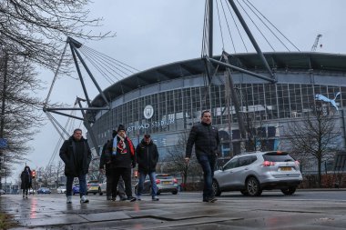Etihad Stadyumu 'nun dışındaki taraftarlar Premier League maçı sırasında Manchester City ile Manchester United' ın Etihad Stadyumu 'nda karşı karşıya geldiler.