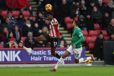 Sheffield United takımından Jesuran Rak-Sakyi, 14 Aralık 2024 'te Bramall Lane, Sheffield, Birleşik Krallık' ta Sheffield United ve Plymouth Argyle arasındaki maçta yüksek topu kazanmak için sıçradı.