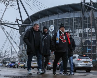 Etihad Stadyumu 'nun dışındaki taraftarlar Premier League maçı sırasında Manchester City ile Manchester United' ın Etihad Stadyumu 'nda karşı karşıya geldiler.