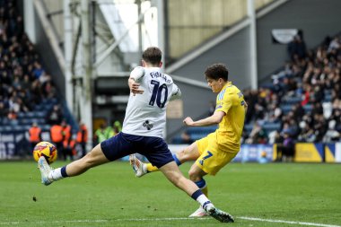 Leeds United 'dan Daniel James topu Preston North End' den Mads Frkjr-Jensen 'in yanından geçiyor. Preston North End' in Deepdale, Preston, İngiltere 'de 14 Aralık 2024' te Leeds United 'a karşı oynadığı maçta.