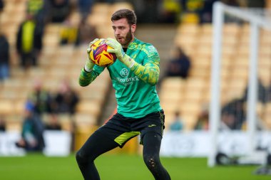 Norwich City 'den Angus Gunn, 15 Aralık 2024' te Norwich City, Norwich Road 'da Burnley' e karşı oynanan Gökyüzü İddia Şampiyonası karşılaşmasından önce ısınıyor.