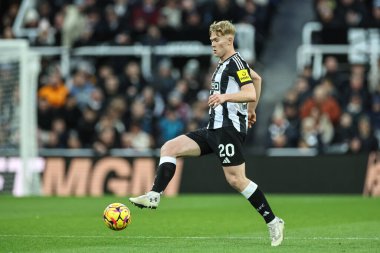Lewis Hall of Newcastle United Premier League maçı sırasında Newcastle United, Leicester City 'e karşı St. James' s Park, Newcastle, İngiltere, 14 Aralık 2024