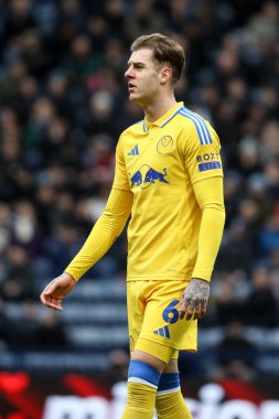 Leeds United takımından Joe Rodon 14 Aralık 2024 'te Deepdale, Preston, İngiltere' de Preston North End - Leeds United maçında köşede yürüyor.