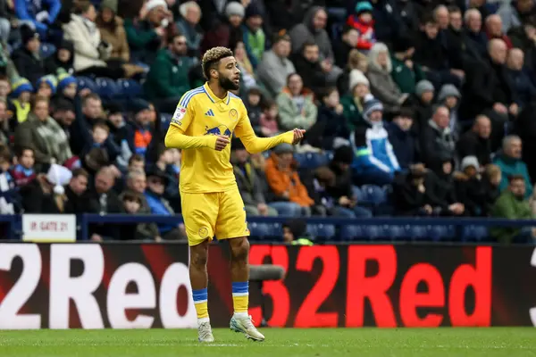 Leeds United takımından Jayden Bogle 14 Aralık 2024 'te İngiltere' nin Deepdale kentinde oynanan Gökyüzü İddia Şampiyonası maçında topu eliyle ona veriyor.